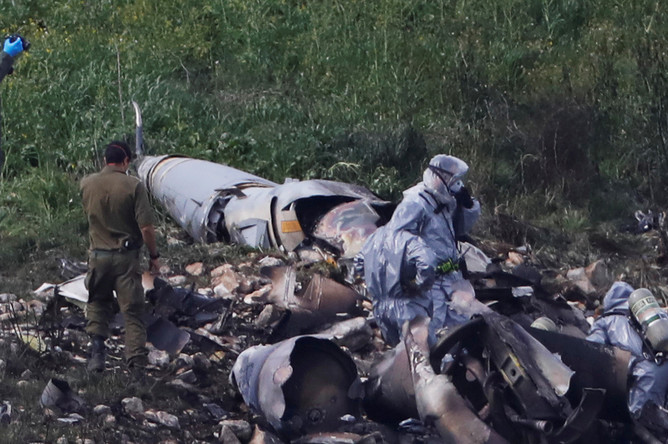 На месте крушения самолета F-16, сбитого с территории Сирии, 10 февраля 2018 года