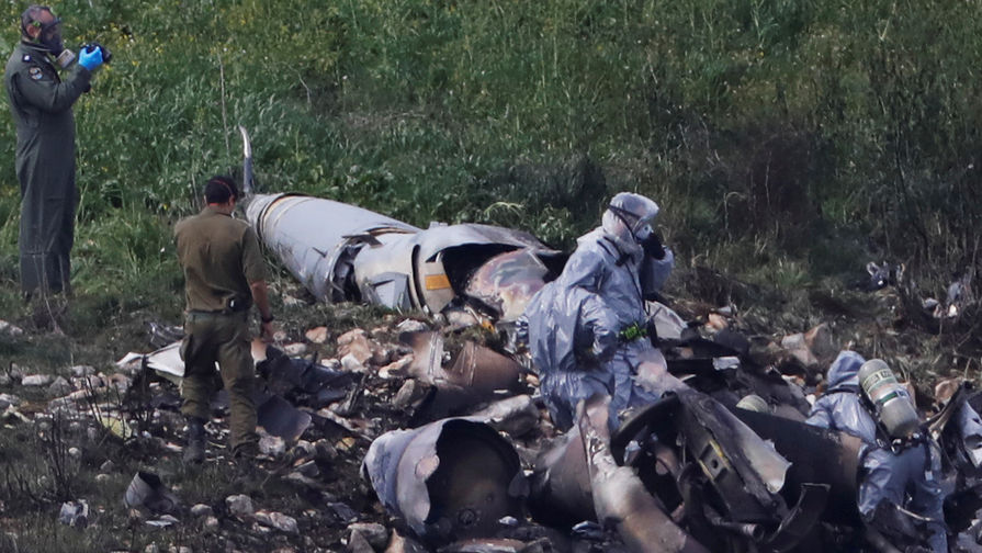На месте крушения самолета F-16, сбитого с территории Сирии, 10 февраля 2018 года