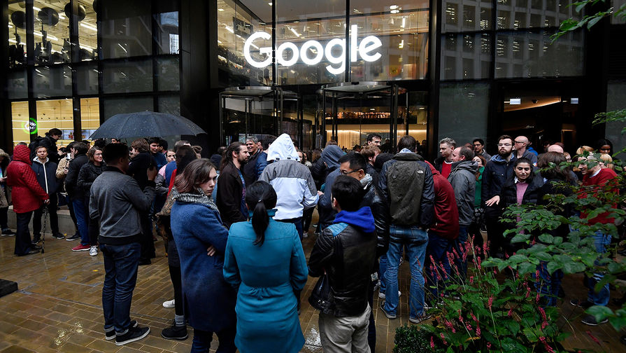 Сотрудники лондонского офиса Google во время акции протеста, 1 ноября 2018 года