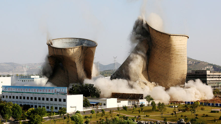 Снос градирен на электростанции в Цзаочжуане, провинция Шаньдун, сентябрь 2018 года