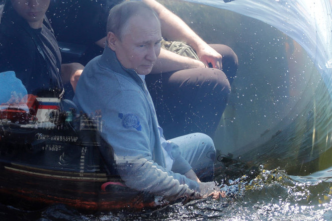 Президент РФ Владимир Путин перед началом осмотра подводной лодки Щ-308 «Семга», затонувшей в годы Великой Отечественной войны, из спускаемого аппарата «C-Explorer 3.11, 27 июля 2019 года