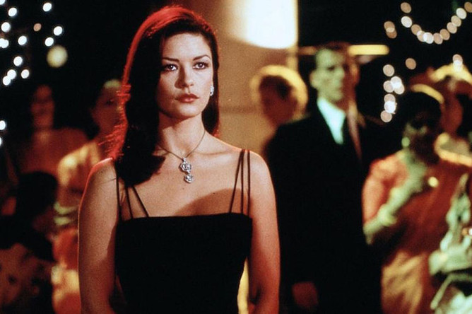 Актриса Кэтрин Зета-Джонс в фильме «Западня» (1999)
