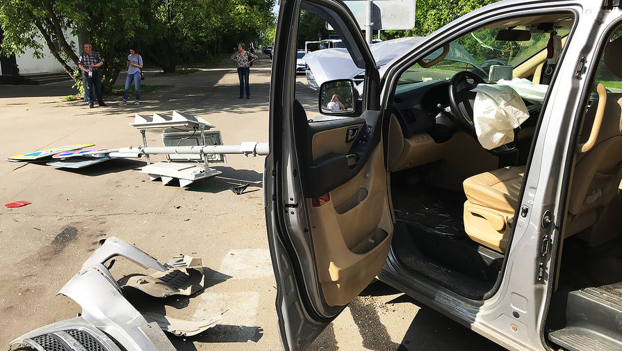 Два автомобиля столкнулись на дороге в Великом Новгороде
