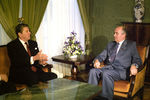 Генеральный секретарь ЦК КПСС Михаил Горбачев и президент США Рональд Рейган во время советско-американской встречи на высшем уровне в Женеве, 20 ноября 1985 года