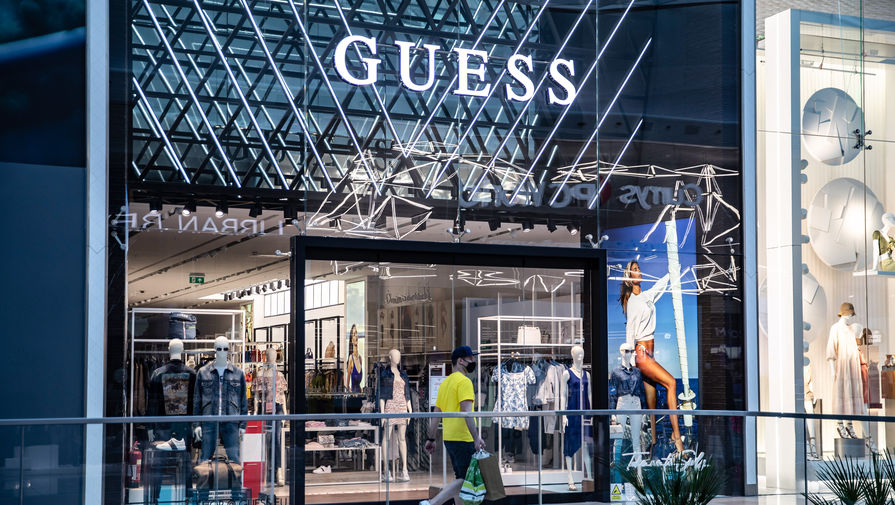 Производитель одежды Guess принял необычное решение по выходу с российского рынка