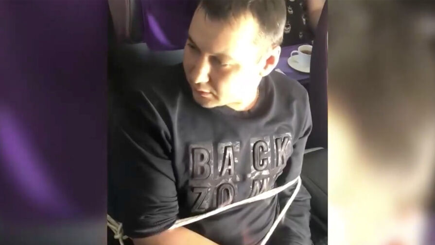 Пассажир устроил дебош и оскорблял экипаж на рейсе из Южно-Сахалинска в Новосибирск