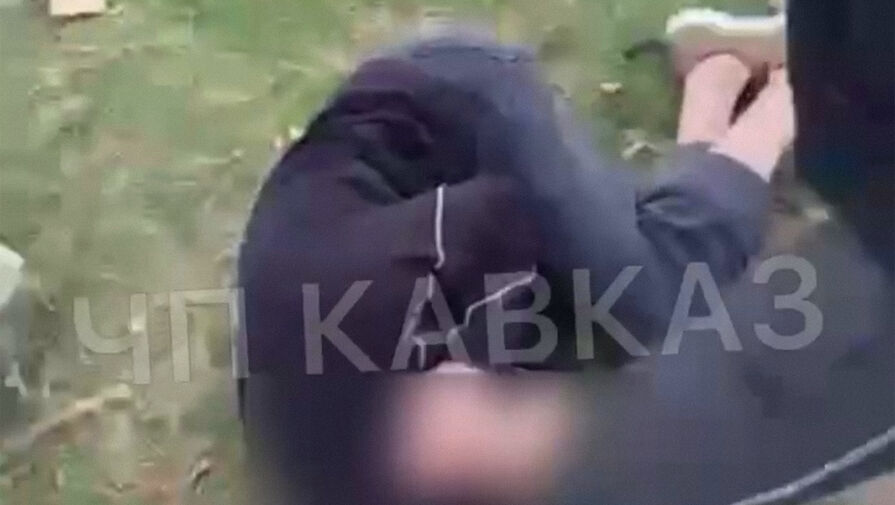 В Дагестане подросток избил сверстника на глазах у своих друзей, снимавших побои на камеру