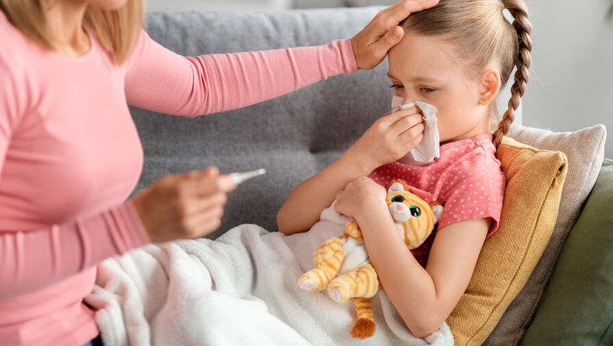 Врач рассказал об опасных детских заболеваниях, которые поначалу можно спутать с простудой