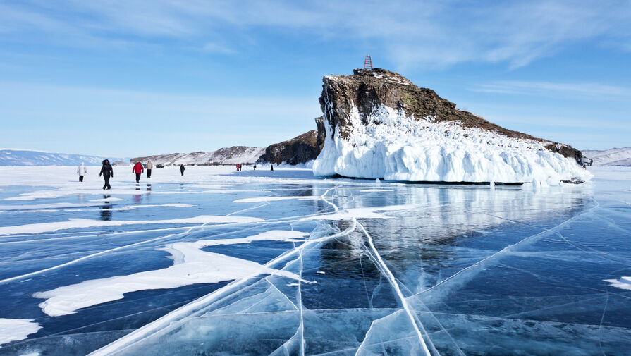 Заблудившийся турист провел ночь на льду озера Байкал