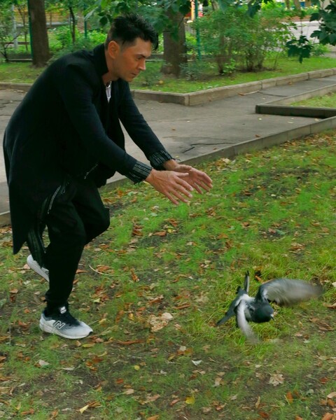 Участник группы &laquo;На-На&raquo; певец Владимир Политов ловит голубя в&nbsp;Москве в&nbsp;2018 году