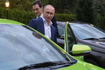 Владимир Путин садится за руль новой модели АвтоВАЗа «Лада Веста» перед поездкой на пленарную сессию XII ежегодного заседания Международного дискуссионного клуба «Валдай» в Сочи, 2015 год