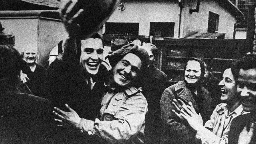 Освобождение Югославии от немецко-фашистских захватчиков. Белградская операция, сентябрь-октябрь 1944 г. Жители Белграда встречают советских воинов
