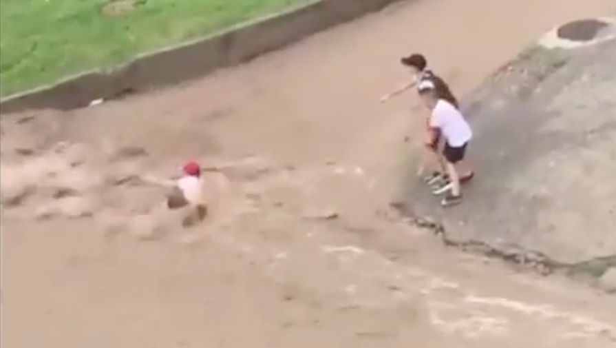 Появилось видео с ребенком, унесенным потоком дождевой воды в Красноярске