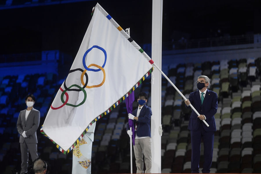 Президент Международного олимпийского комитета (МОК) Томас Бах во время церемонии закрытия на Национальном олимпийском стадионе, 8 августа 2021 года