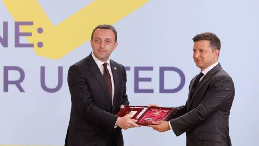 Зеленский наградил премьера Грузии орденом на Крымской платформе