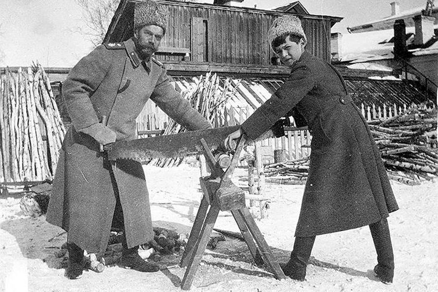 Николай II с цесаревичем Алексеем в Тобольске