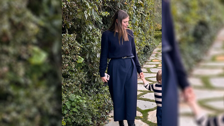 Шарапова на видео показала, как учит сына цветам на русском языке