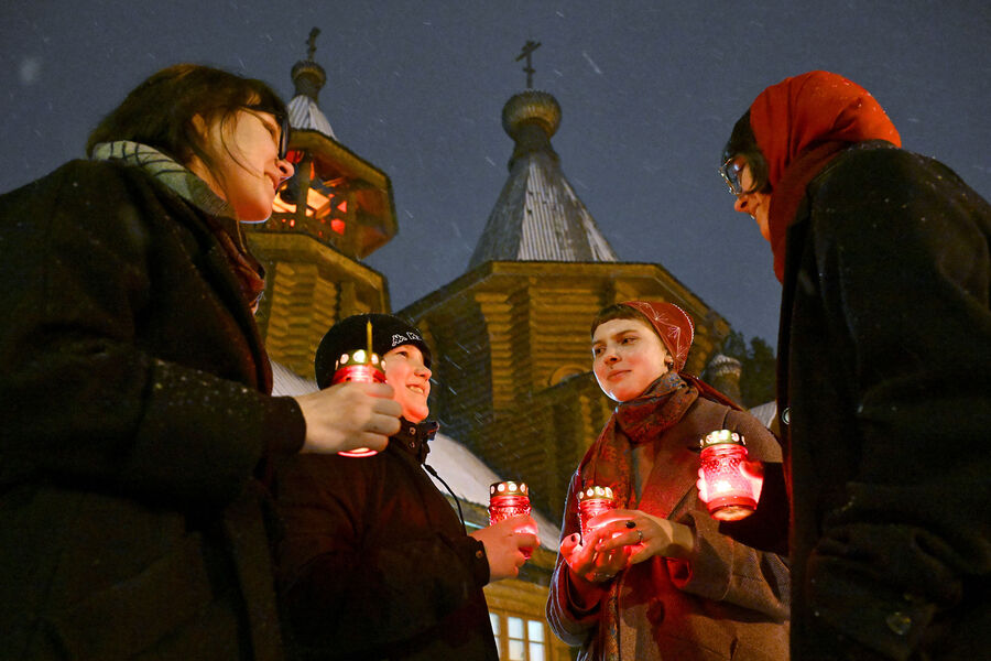 Верующие во время ночной пасхальной службы возле деревянного православного храма Абалакской иконы Божией Матери &laquo;Знамение&raquo; в&nbsp;Дивногорске Красноярского края, 19&nbsp;апреля 2025&nbsp;года