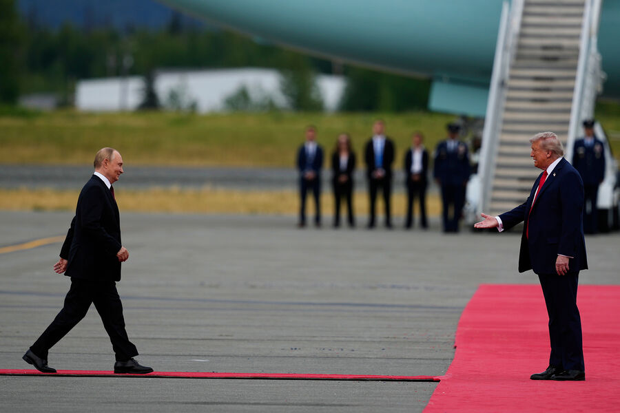 Президент РФ Владимир Путин и президент США Дональд Трамп во время встречи на&nbsp;военной базе Эльмендорф&nbsp;- Ричардсон на&nbsp;Аляске, 15&nbsp;августа 2025&nbsp;года
