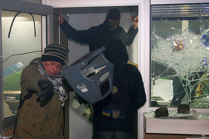 Митингующие в отделении Сбербанка в центре Киева