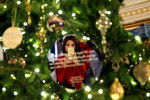 Отражение журналистки в украшении на рождественской елке в Белом доме