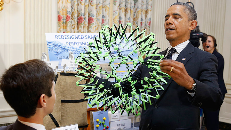 Американский президент Барак Обама рядом с изобретателем из Флориды в Белом доме, май 2014 года