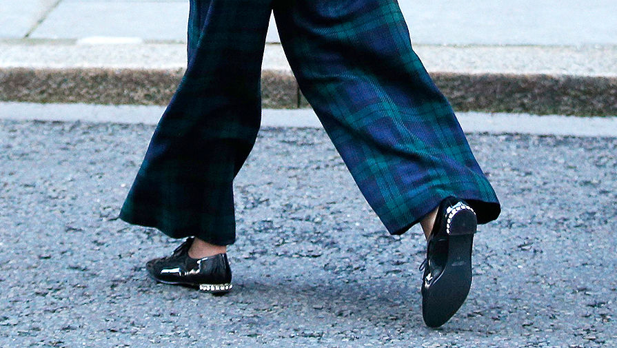 И классическую синюю шотландку. Премьер Великобритании Тереза Мэй на Даунинг-стрит в Лондоне, 17 января 2017 года