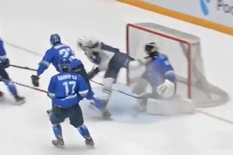 Вратарь «Смежных Барсов» Вилен Прокофьев получает травму в матче МХЛ