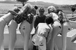 Майкл Кейн фотографируется с девушками после пресс-конференции на Каннском кинофестивале, 1966 год 