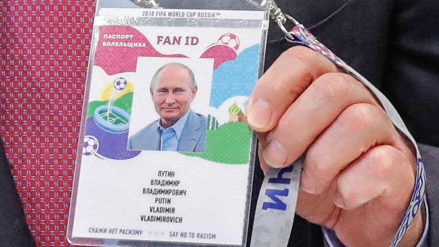 Президент России Владимир Путин во время посещения центра выдачи паспортов болельщиков ЧМ-2018 по футболу в Сочи, 3 мая 2018 года