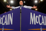 Кандидат в президенты США от Республиканской партии Джон Маккейн во время мероприятия кампании в Альбукерке, штат Нью-Мексико, 2008 год