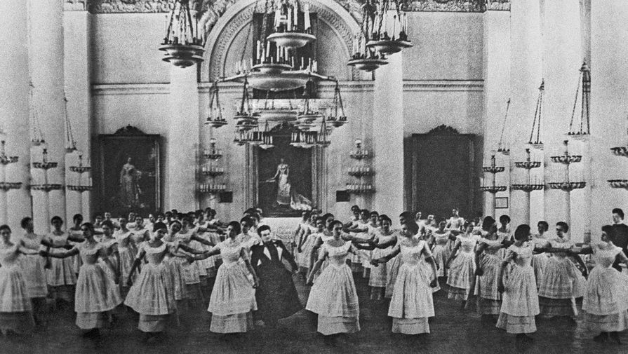 На уроке бального танца в Смольном институте благородных девиц, 1900 год