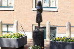 Статуя Анны Франк возле дома в Амстердаме на набережной Принсенграхт, в задних комнатах которого еврейская девочка скрывалась со своей семьей от нацистов. Здесь же она написала свой дневник 