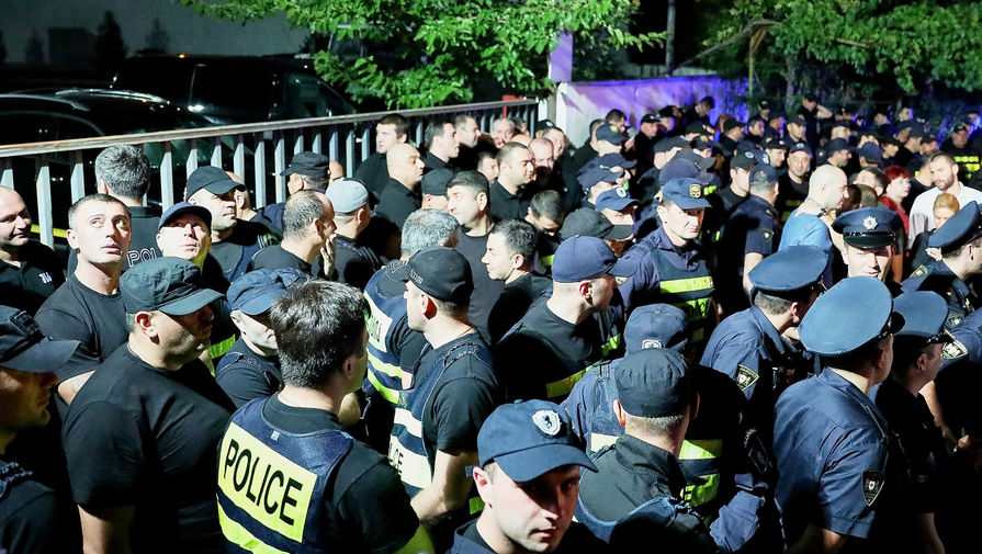 Сотрудники полиции во время стихийной акции против телеканала &laquo;Рустави 2&raquo; в&nbsp;Тбилиси, 8 июля 2019 года