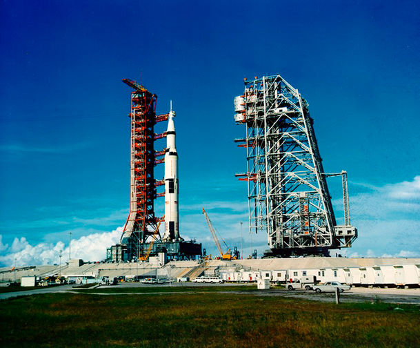 Ракета &laquo;Сатурн-5&raquo; с&nbsp;кораблем &laquo;Аполлон-11&raquo; на&nbsp;территории космического центра Кеннеди во Флориде за&nbsp;две недели до&nbsp;исторического запуска, 1 июля 1969 года