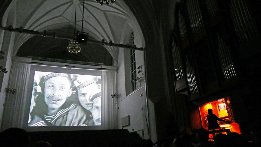 Центральный неф Калининградского кафедрального собора во время показа фильма «Броненосец Потемкин» в органном сопровождении, 2013 год