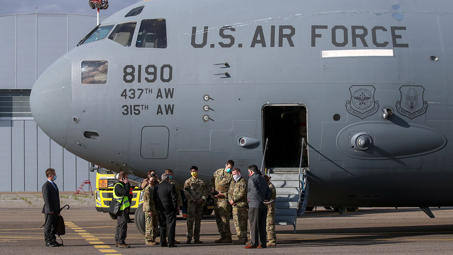 Экипаж американского военного самолета С-17 с первой партией аппаратов ИВЛ после прибытия в московский аэропорт Внуково-3, 21 мая 2020 года