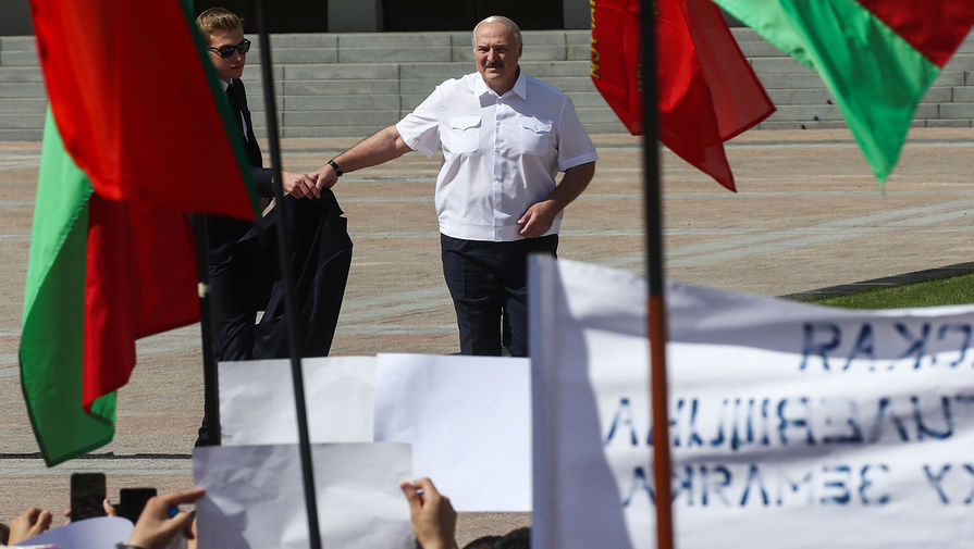 Президент Белоруссии Александр Лукашенко с&nbsp;сыном Николаем на&nbsp;митинге своих сторонников на&nbsp;площади Независимости, 16 августа 2020 года