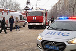 Автомобили экстренных оперативных служб у православной гимназии в Серпухове, где произошел взрыв, 13 декабря 2021 года