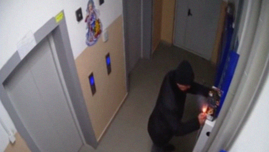 Житель Хабаровска запустил салют в подъезде дома