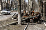 Сгоревшая военная техника на одной из улиц Волновахи, март 2022 года