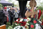Люди у могилы артиста Бориса Моисеева после церемонии захоронения на Троекуровском кладбище, 2 октября 2022 года