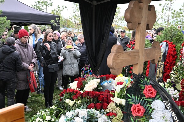 Люди у&nbsp;могилы артиста Бориса Моисеева после церемонии захоронения на&nbsp;Троекуровском кладбище, 2&nbsp;октября 2022&nbsp;года