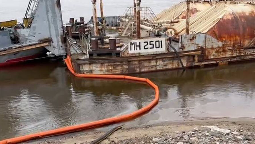 На реке Лене произошел разлив нефти с баржи