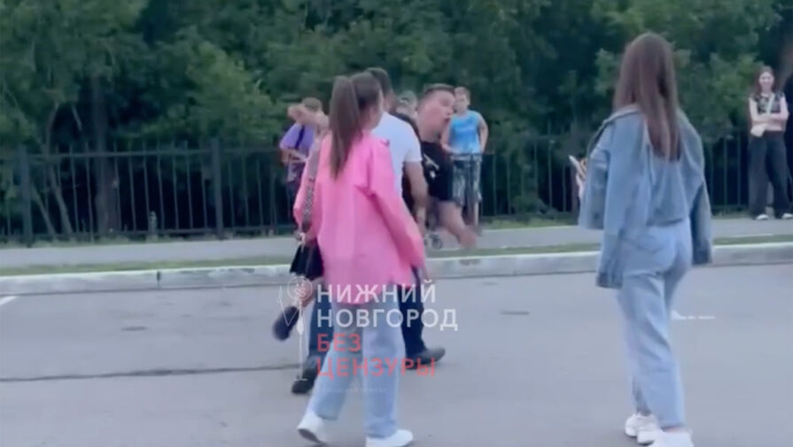 В Нижнем Новгороде военный угрожал подросткам и бросался на них, размахивая 