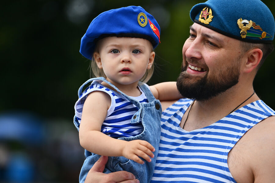 Ветеран-десантник с&nbsp;дочерью во время празднования Дня Воздушно-десантных войск в&nbsp;Парке Горького в&nbsp;Москве, 2&nbsp;августа 2024&nbsp;года