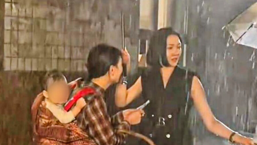 Сердце болело: в сеть попали кадры со съемок сериала, где младенца держат под дождем