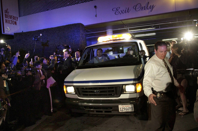 Полиция Лос-Анджелеса вывозит тело Уитни Хьюстон из отеля в Беверли-Хиллз