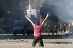 Столкновение протестующих с полицией у здания американского посольства в Каире.