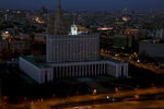 Вид на Дом правительства РФ после отключения подсветки в рамках экологической акции «Час Земли» в Москве